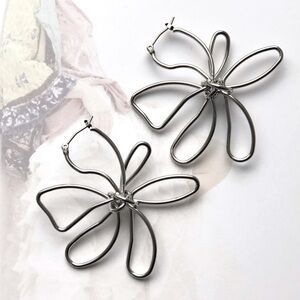 New Artisan Silver Sculpted Wire Flower Earrings